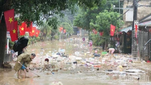 Le typhon n°10, accompagnée de pluies, d’inondations, de glissements de terrain et d’orages violents, a causé de graves pertes en vies humaines, en biens et en infrastructures, avec des dégâts estimés à près de 12 800 milliards de dongs.