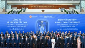 Le président Luong Cuong, le secrétaire général de l’ONU et des dirigeants ainsi que des représentants de divers pays ont participé à la cérémonie d’ouverture à la signature de la Convention des Nations unies sur la lutte contre la cybercriminalité. (Photo : Thuy Nguyen)