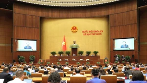 Le président de la Cour populaire suprême du Vietnam, Le Minh Tri, présente le rapport d’activités de la Cour pour le mandat 2021-2026. Photo: VNA
