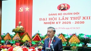 Le secrétaire général du Parti, Tô Lâm s’exprime en clôture du 12e Congrès du Comité du Parti pour l’armée pour le mandat 2025-2030. Photo : NDEL