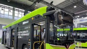 Le modèle de bus électriques de Vinfast, EB12, est présenté à l'exposition. Photo: VNA