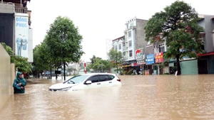 Les rues du centre de Thai Nguyen submergées sous les eaux. Photo: VNA