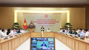 Le Premier ministre Pham Minh Chinh prend la parole lors de la réunion. Photo : VNA.