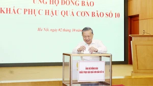 Le secrétaire général du Parti, To Lam participé à la collecte de fonds. Photo : VNA.