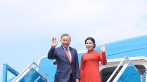 Le secrétaire général du Comité central du Parti communiste du Vietnam, To Lam, et son épouse à l'aéroport international de Noi Bai. Photo : VNA.