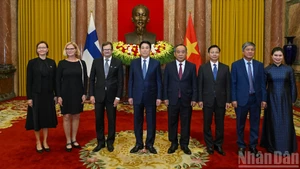 Le président Luong Cuong et l’ambassadeur de la République de Finlande au Vietnam, Pekka Voutilainen, et des délégués lors de la cérémonie de présentation des lettres de créance.