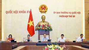 Le président de l’Assemblée nationale Tran Thanh Man (centre) s’exprime lors des débats sur le projet de loi sur la presse (amendée), à Hanoi, le 8 octobre. Photo : VNA.