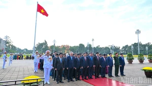 Le secrétaire général To Lam, le président de la République Luong Cuong, le Premier ministre Pham Minh Chinh, le président de l’Assemblée nationale Tran Thanh Man, ainsi que les dirigeants du Parti, de l’État et les députés, ont rendu un hommage solennel au Président Ho Chi Minh.