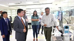 L’ambassadeur Nguyen Thanh Hai visite le Centre d’intelligence artificielle (AI CoE). (Photo : Bureau du commerce du Vietnam en Inde)