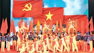 Chants et danses en l’honneur du Parti glorieux. Photo : Duy Linh.