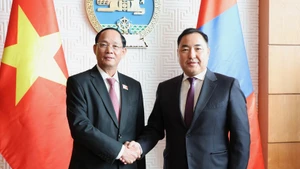 Le vice-président de l’Assemblée nationale (AN) du Vietnam, Tran Quang Phuong, et le vice-président du Parlement mongol. Photo : VNA.