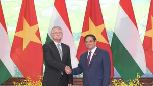 Le Premier ministre Pham Minh Chinh (droite) et e président de l’Assemblée nationale hongroise Kover Laszlo. Photo : TRAN HAI