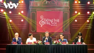 Le journaliste Nguyen Kim Khiem, directeur général et rédacteur en chef de la Radio et Télévision de Hanoï, président du comité d’organisation du concours, présente les nouveautés de “La Voix de Hanoï 2025”.