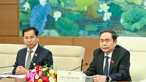 Le président de l’Assemblée nationale (AN) du Vietnam, Tran Thanh Man s'exprime à la rencontre. (Photo : Duy Linh)