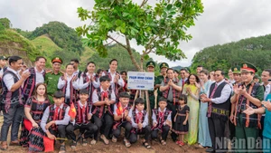 Le Premier ministre lance la construction d’une école dans la commune frontalière de Tay Giang