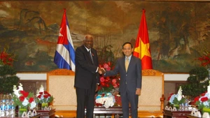 Le président de l’Assemblée nationale cubaine, Esteban Lazo Hernandez, a rencontré le 2 octobre à Hô Chi Minh-Ville, Tran Luu Quang, secrétaire du Comité municipal du Parti. Photo : VNA