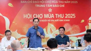 Le vice-Premier ministre Bui Thanh Son, chef du comité de pilotage de la Foire d’automne 2025, lors de la réunion de travail. Photo : VNA.