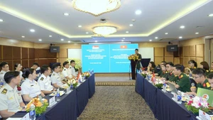 L'échange de vue entre des jeunes officiers Vietnam – Singapour 2025. Photo : VNA