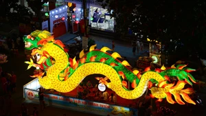Tuyen Quang s’illumine de lanternes géantes pour la fête de la mi-automne