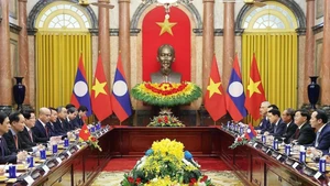 Entrevue entre le président vietnamien Luong Cuong et le dirigeant lao Thongloun Sisoulith. Photo : VNA.