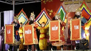 Les numéros artistiques, soigneusement mis en scène et répétés, associent la sensibilisation aux élections à la valorisation des valeurs culturelles traditionnelles. Photo : baovanhoa.