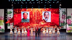 L’interprétation de la chanson « Vietnam-Chine » par les artistes des deux pays, symbolise l’amitié et la coopération durables entre les deux pays. Photo : NDEL.