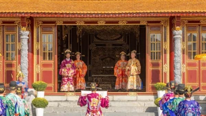 La grande audience royale du Nouvel An lunaire de la dynastie Nguyen est reconstituée au palais Thai Hoa, dans la citadelle impériale de Hue. Photo : TPO.