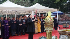 Le président Luong Cuong lors de la cérémonie devant la statue du roi Ly Thai To. Photo : VNA.