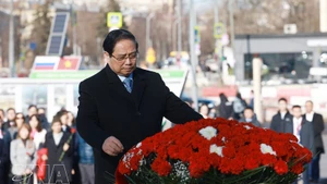 Le Premier ministre vietnamien Pham Minh Chinh et la délégation l'accompagnant ont déposé, le 23 mars au matin (heure locale), des fleurs au pied du monument du Président Hô Chi Minh ainsi qu’à la Tombe du Soldat inconnu à Moscou. Photo : VNA.