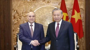Le secrétaire général du PCV, To Lam (droite), et Tahir Budagov, vice-président et chef du Bureau du Comité central du Parti du Nouvel Azerbaïdjan. Photo : VNA.