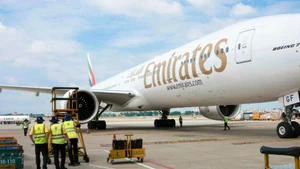 Emirates, la plus grande compagnie aérienne du Moyen-Orient, a annulé tous ses vols, y compris ceux à destination du Vietnam. Photo : znews.
