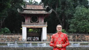 L’ambassadeur Olivier Brochet visant le Temple de la Littérature, à Hanoi. Photo : Vietnamnet.