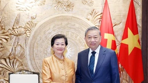 Le secrétaire général du Parti To Lam reçoit l’ambassadrice du Cambodge Chea Kimtha à Hanoï. Photo : VNA.