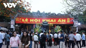 Les visiteurs affluent au temple Tran pour s'y recueillir.