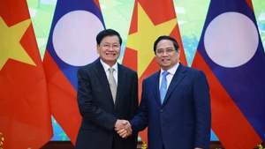 Le Premier ministre Pham Minh Chinh (à droite) et le secrétaire général du PPRL et président du Laos, Thongloun Sisoulith. Photo : VNA.