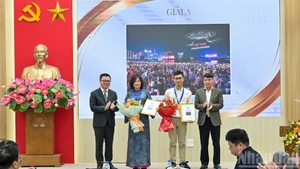Les œuvres « Hanoi – une ville belle et moderne » de l’auteure Tran Thu Ha et « L’ère de l’essor » de l’auteur Nguyen Van Trung ont remporté le prix A du concours.