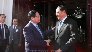 Le Premier ministre Pham Minh Chinh (à gauche) et son homologue lao Sonexay Siphandone. Photo : VNA.