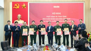 Nhân Dân : remise du numéro de printemps 2026 aux cadres et soldats des zones frontalières et insulaires