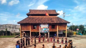 Des Brâu pratiquent des gongs au village de Dak Mê, province de Kon Tum. Photo : VNA.