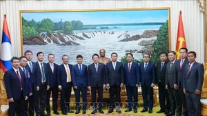 Les deux délégations des ministères vietnamien et lao de la Sécurité publique. Photo : VNA.