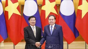 Le président de l’Assemblée nationale, Tran Thanh Man (à droite), et le secrétaire général du Parti populaire révolutionnaire du Laos (PPRL) et président du Laos, Thongloun Sisoulith. Photo : VNA.