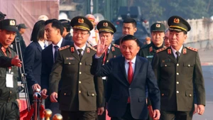 Tran Cam Tu, membre du Bureau politique, permanent du Secrétariat du Parti (au milieu) à la cérémonie de déploiement des forces afin d’assurer la sécurité absolue du XIVᵉ Congrès national du Parti. Photo : VNA.