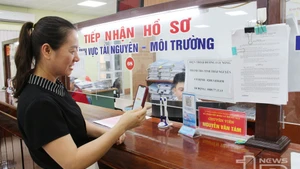 Les citoyens utilisent le paiement sans numéraire pour effectuer leurs démarches administratives à Thai Nguyen. Photo : baothainguyen.