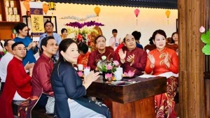 Des activités d'échange culturel ont lieu à l'Espace culturel Due Tam Tra. Photo : SGGP.