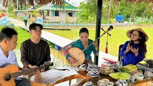 Spectacle de musique folklorique traditionnelle sur le site d'écotourisme et de tourisme rural de Canh Dong Cau Ba. Photo : VNA.