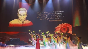 Un spectacle lors du programme politico-artistique intitulé « Le Premier ministre Pham Van Dong – Une vie pour le pays et le peuple ». Photo : VNA.