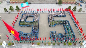 Ce chiffre symbolique « 95 » est formé par près de 3 000 jeunes de la province de Nghe An.