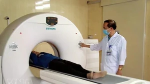 Scanner pulmonaire réalisé pour un patient à l’Hôpital des maladies pulmonaires de Nam Dinh. Photo : VNA.