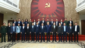 Le secrétaire général To Lam, aux côtés des dirigeants du Parti et de l’État ainsi que des délégués, lors de la séance de travail.