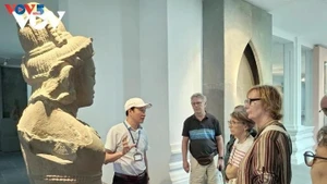 Visiteurs au musée de la sculpture Cham. Photo : VOV.